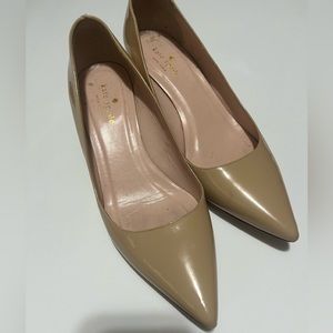 KATE SPADE BEIGE TAN PATENT LEATHER PUMPS HEEL 2” SIZE 7 1/2 M ITALY